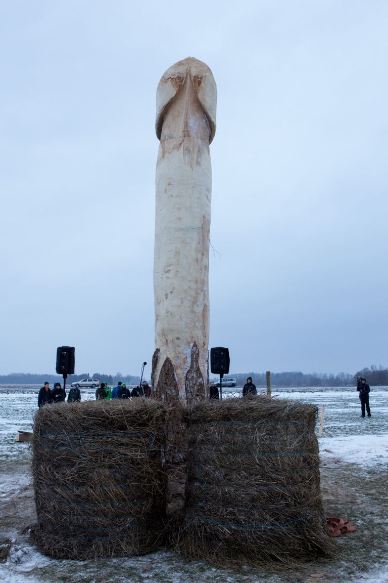 Hea tahte monument. 2015. jaanuaris avati Viljandi ringtee äärsel lagendikul hea tahte monument.