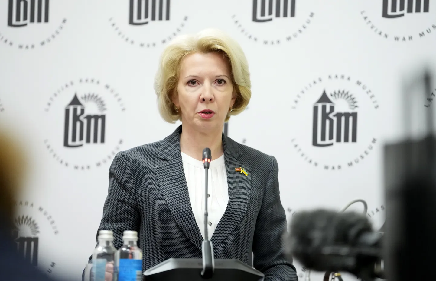 Aizsardzības ministre Ināra Mūrniece piedalās diskusijā "Turpmākie četri gadi valsts aizsardzības nozarē" Latvijas Kara muzejā.
