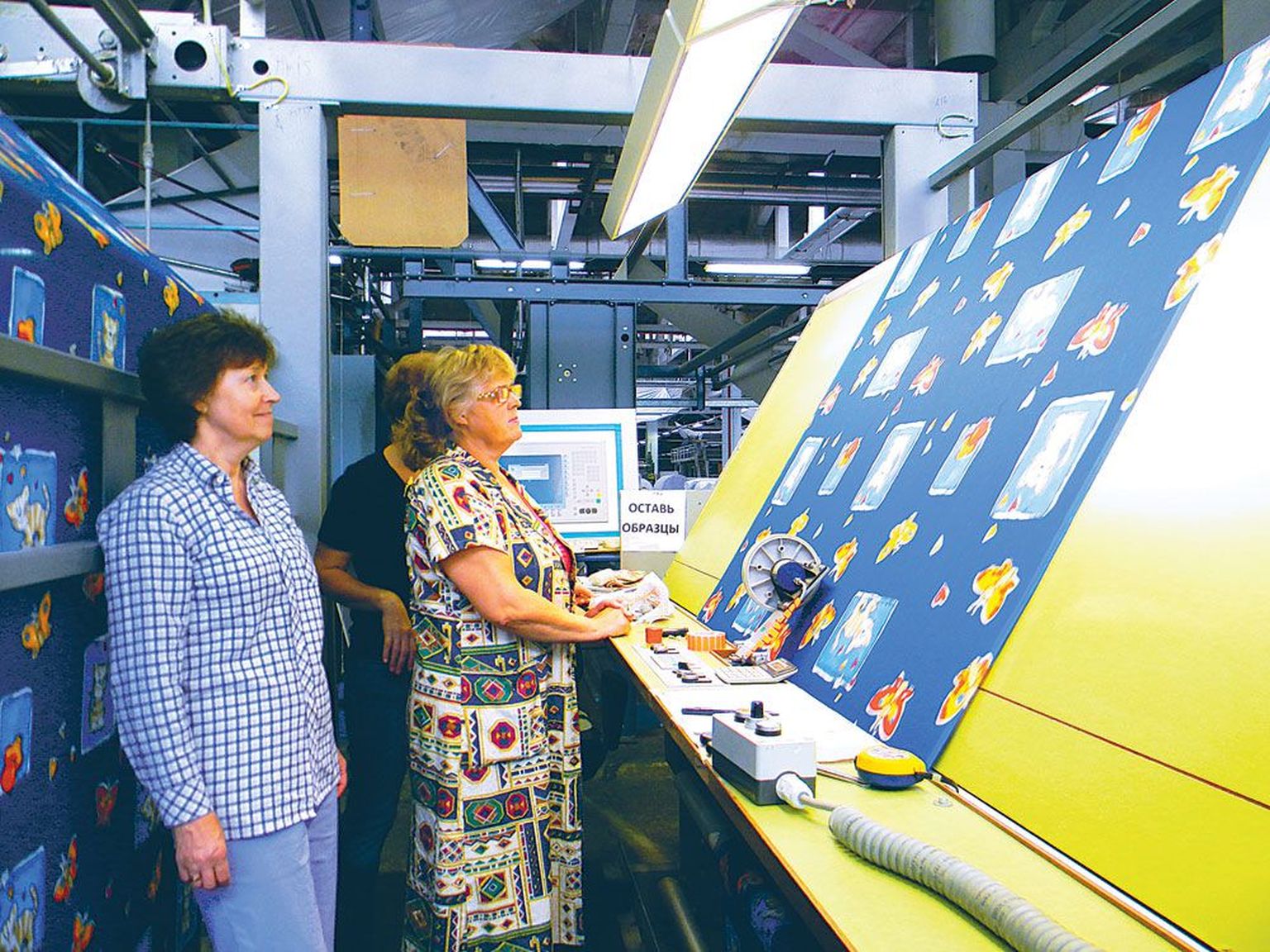 Vanemkontrolör Irina Iljasova (paremal) ja kontrolör Aleksandra Soboleva uurivad linast dekoratiivkangast, mis läheb ekspordiks Venemaale.