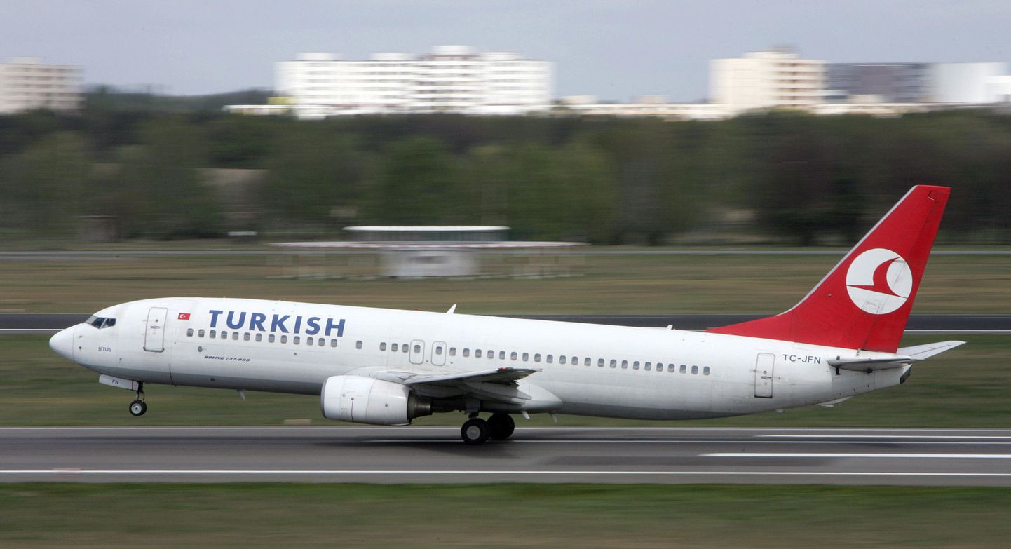 Turkish Airlinesi reisilennuk Boeing 737-800 Berliini Tegeli lennujaamas õhku tõusmas.