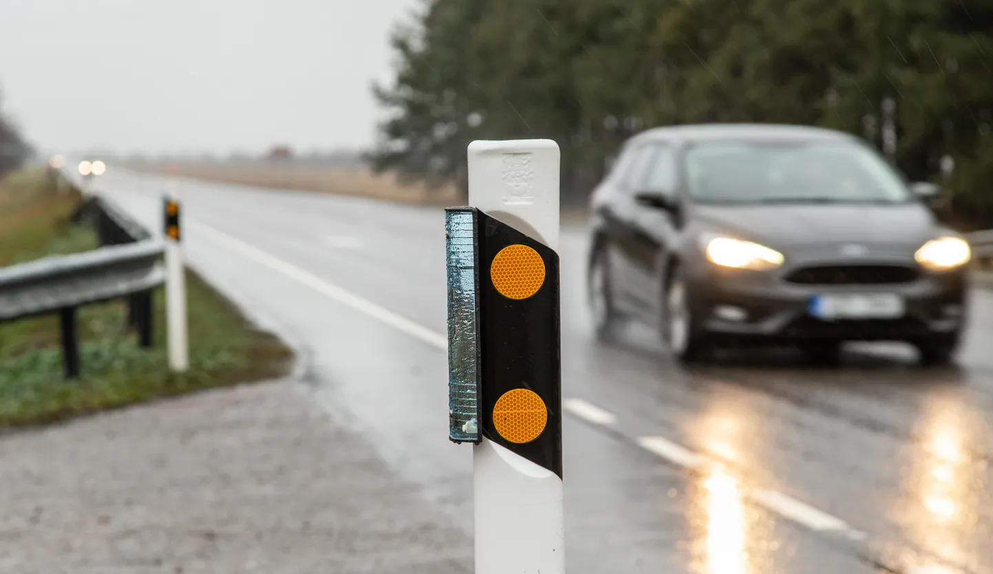 Pimedal ajal tekitavad reflektoritele langevad autotulede valgusvihud metsa poole valgusmüüri.