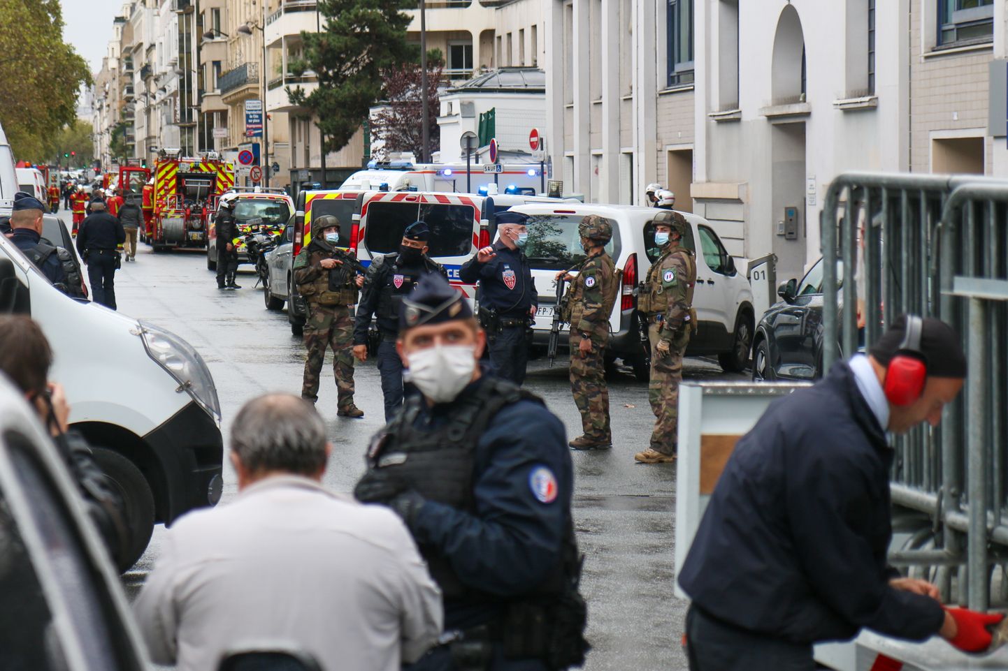 Pariisi kirverünnaku toimumispaik satiirilehe Charlie Hebdo endise toimetuse juures.