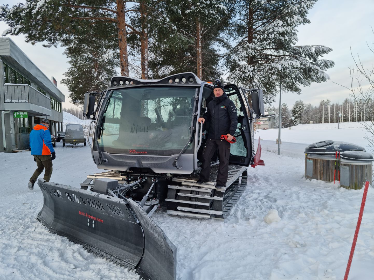 Valgehobusemäe suusa- ja puhkekeskuse esindus käis uue rajatraktoriga tutvumas pea nädalapäevad tagasi Põhja-Soomes. Kauaootatud abiline jõuab Järvamaa keskusesse tööd tegema eeldatavasti paari nädala pärast.