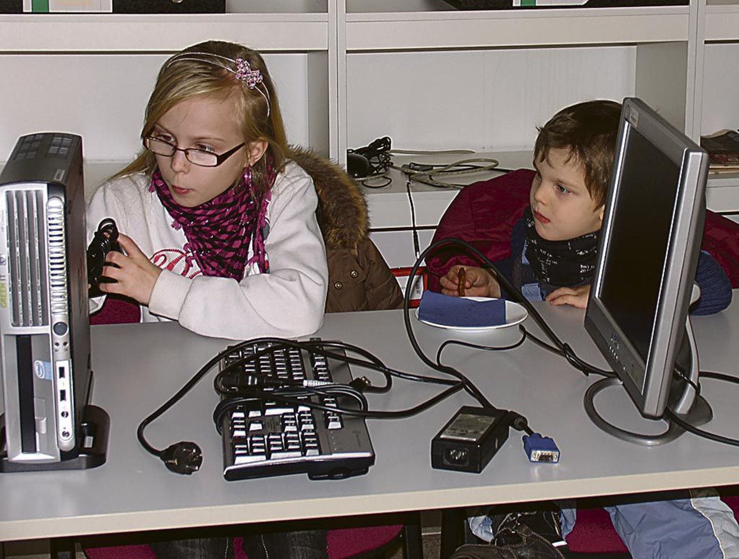 Viiendas klassis õppiv Maria-Liis Tomson Häädemeestelt uudistab arvutikomplekti koos väikevennaga.