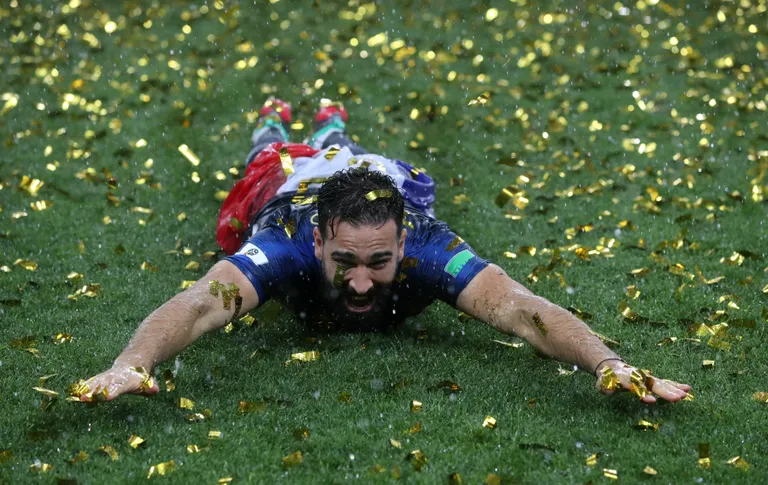 Adil Rami tähistamas Prantsusmaa MM-tiitlit