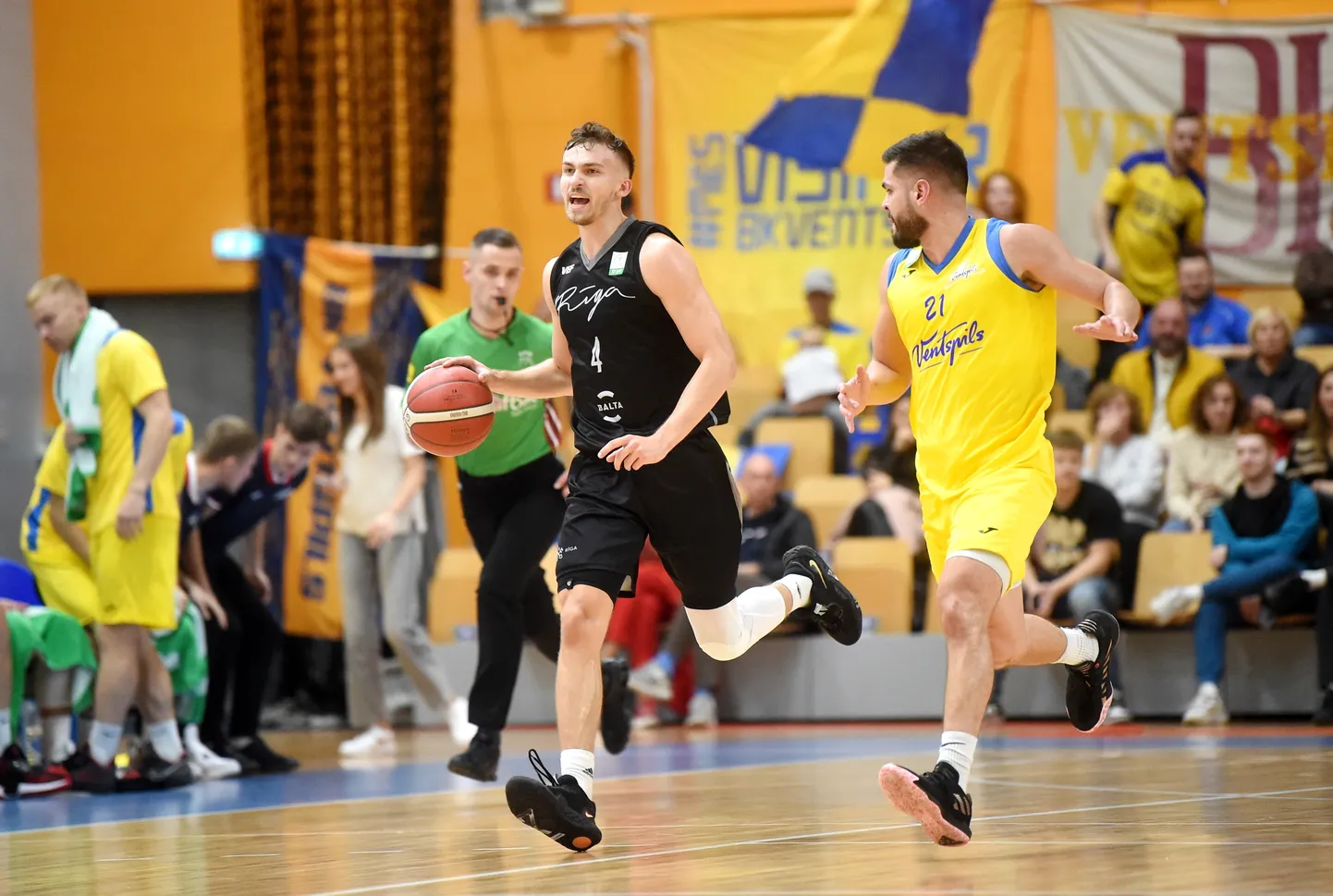 VEF Rīga" spēlētājs Kristers Zoriks un BK "Ventspils" spēlētājs Ivans Gandija-Rosa "Pafbet" Latvijas - Igaunijas Basketbola līgas spēlē vīriešiem starp "Vef Rīga" un BK "Ventspils" komandām "Rimi" Olimpiskajā sporta centrā.