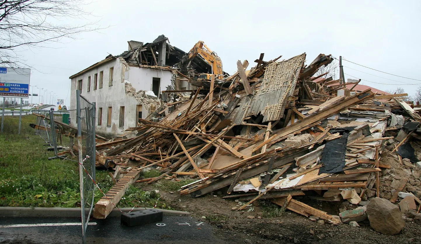 Jõhvis Säde 12 asunud ja aastaid tühjalt seisnud elumaja lammutati 2018. aasta novembris, kuid riigi poolt sinna sundkorras loodud ühistu elas paberil tänini edasi.