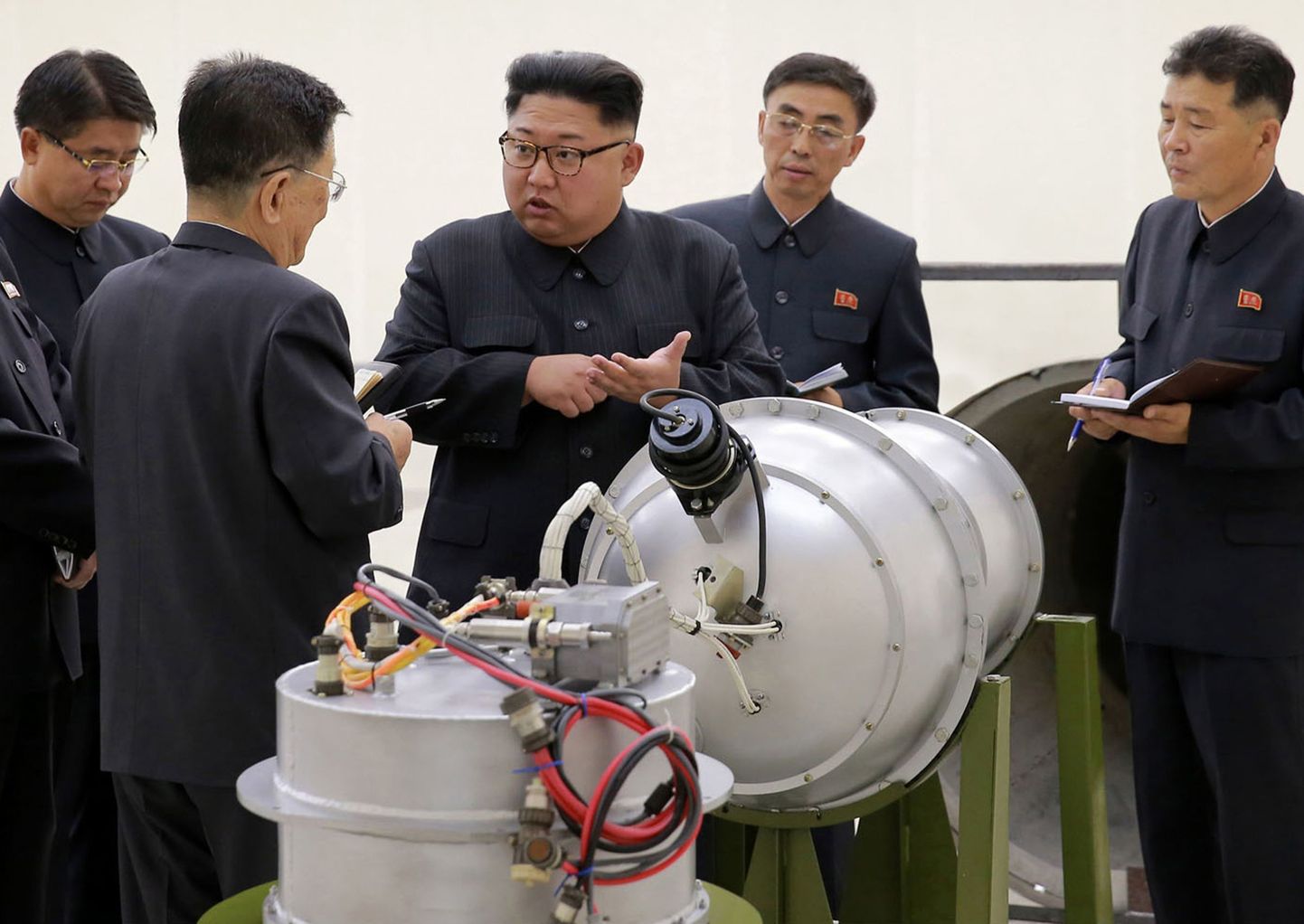 Kim Jong-un relvastust uurimas.
