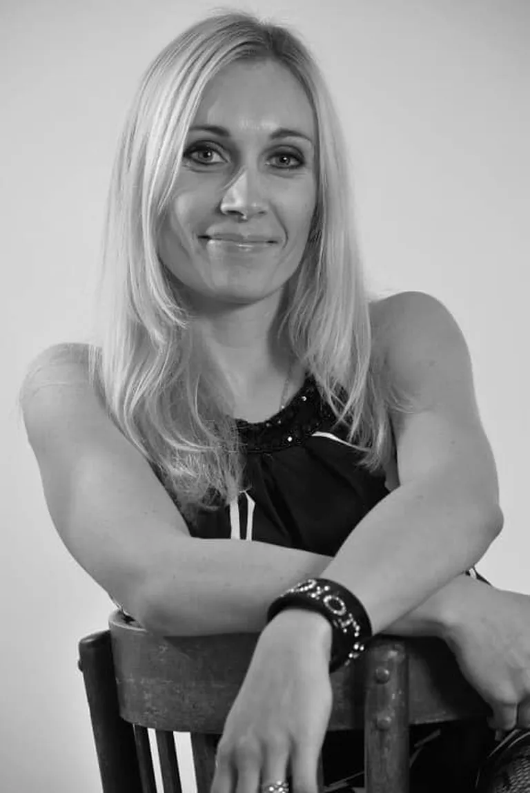 Елена Байкова в 2014 году. Елена работала в магазине профессиональной косметики в Юрмале. Была счастливой мамой и женой. Но болезнь изменила её жизнь и жизнь близких