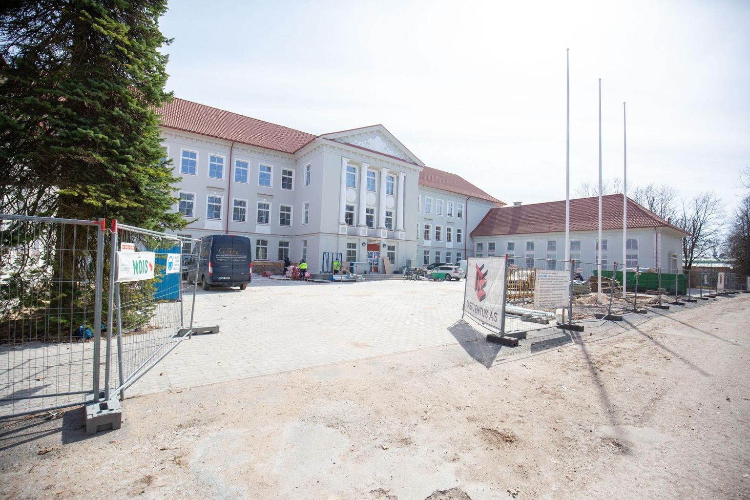 Järvamaa kutsehariduskeskuse Särevere peamaja fassaad on saanud roosaka värvi asemel hallika tooni.