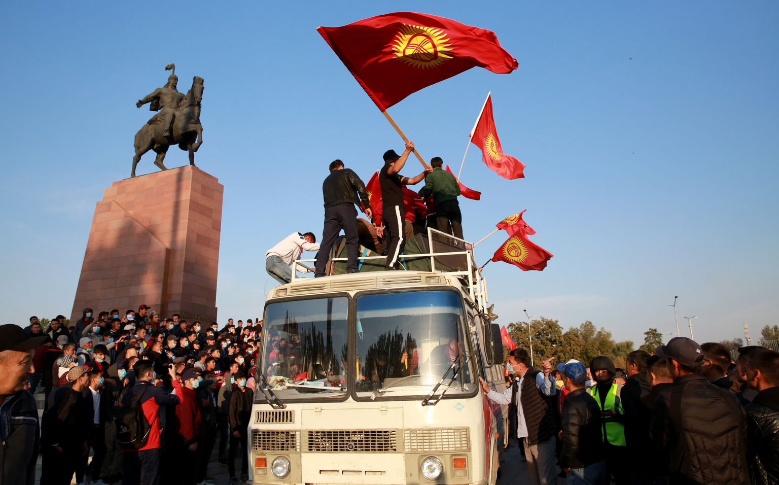 Opositsiooni meeleavaldajad Kõrgõzstani pealinnas Biškekis.