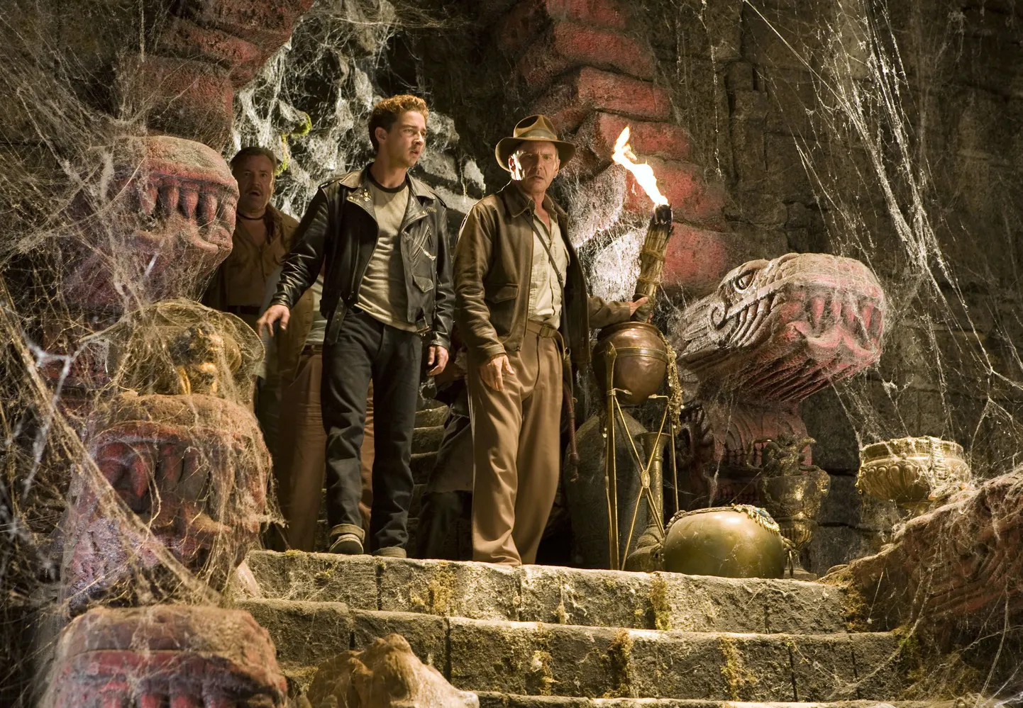 Kaader filmist «Indiana Jones ja kristallpealuu kuningriik». Pildil Harrison Ford ja Shia La Beouf
