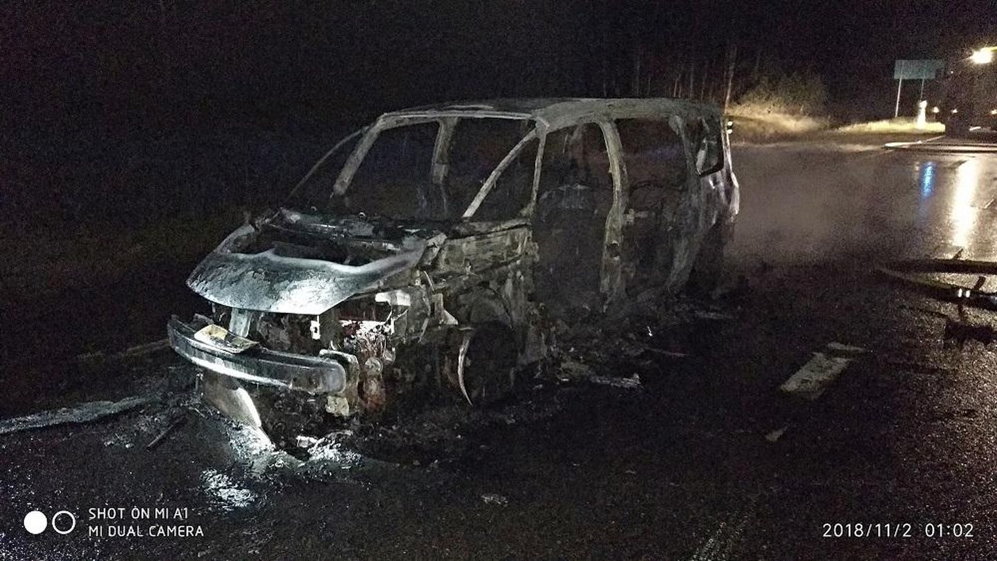 Kilingi-Nõmmes põles öösel maha Soome numbrimärgiga kaubik.