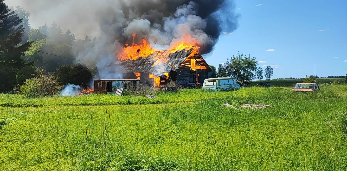 Пожар уничтожил отцовский хутор пожилого мужчины.