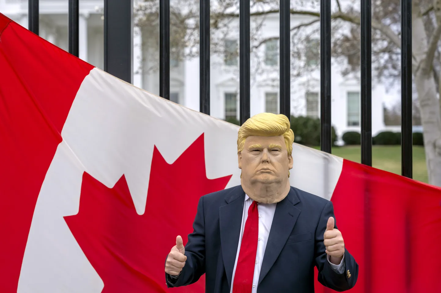 Valge Maja ees poseeris Donald Trumpi maski kandnud mees Kanada lipuga, näidates üles toetust Kanadale pärast naaberriigi kehtestatud tollimakse.