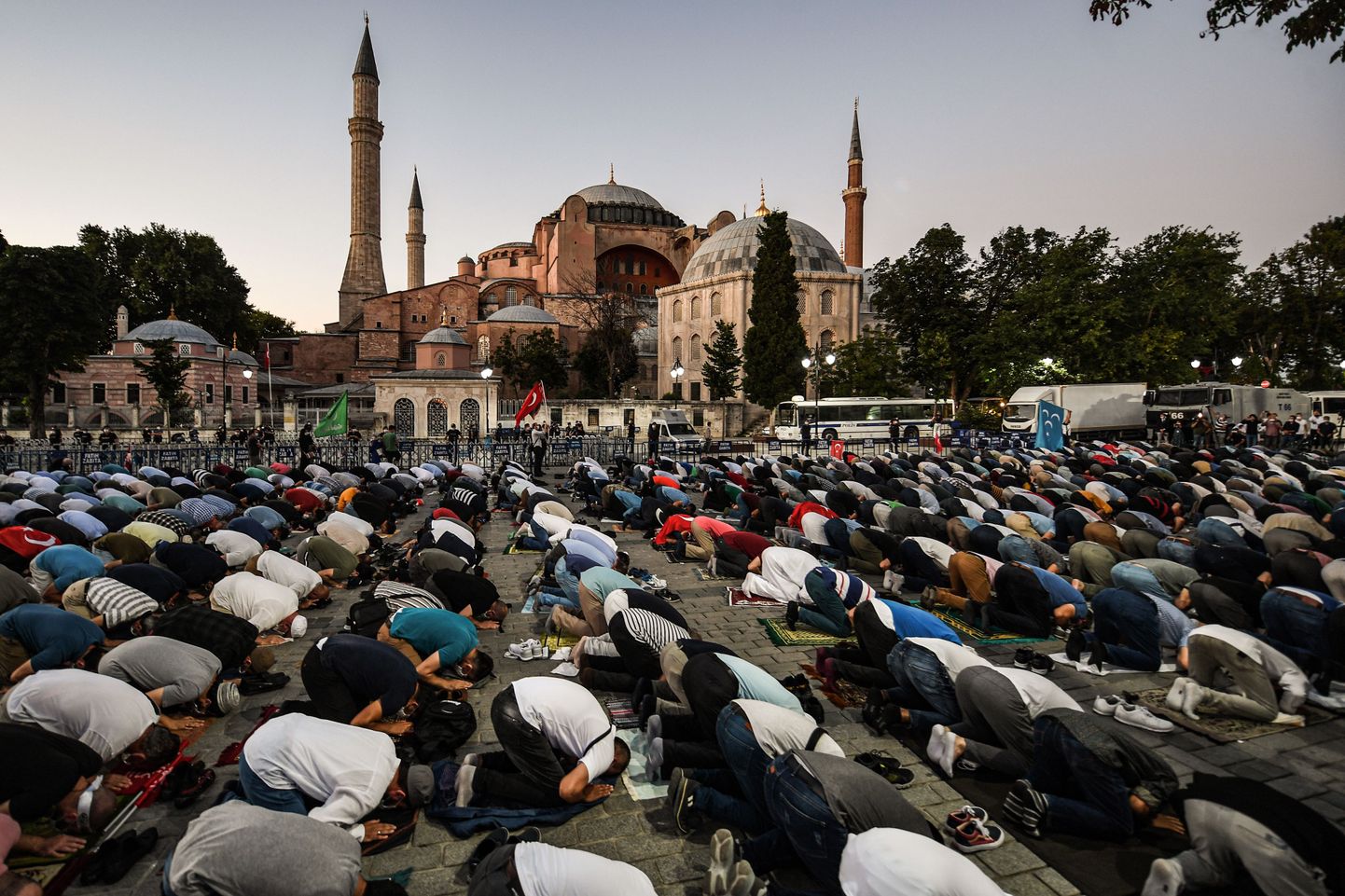 Moslemite palvus Hagia Sophia katedraali juures.
