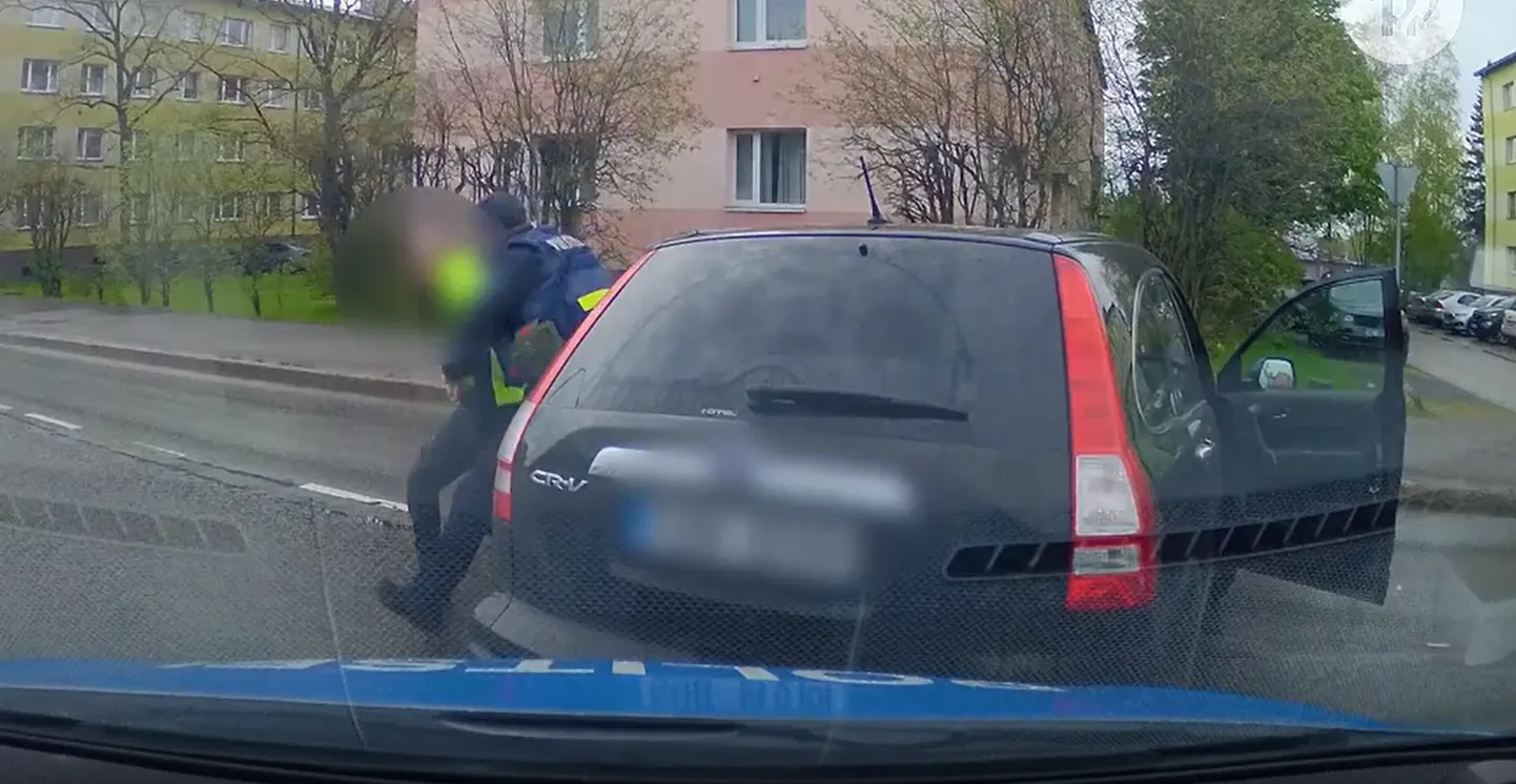Добравшись до пересечения с улицей Яннсени, ища спасения от погони, беглец потерял управление автомобилем возле аптеки в районе Юлейыэ, переехал через бордюры тротуара и зеленую зону, после чего остановился посреди дороги - поперек четырехполосной улицы Яннсени, прямо в потоке движения.