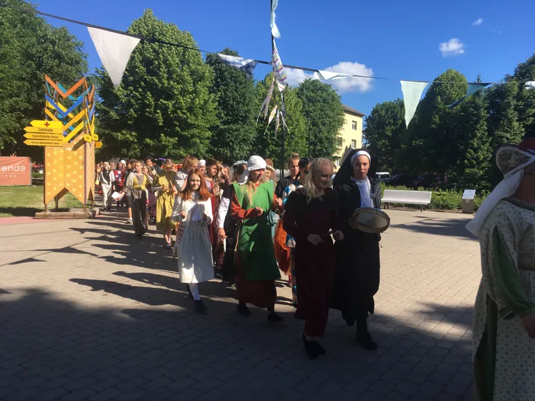 Rongkäigus kõnniti kooli juurest Jaani kirikusse.