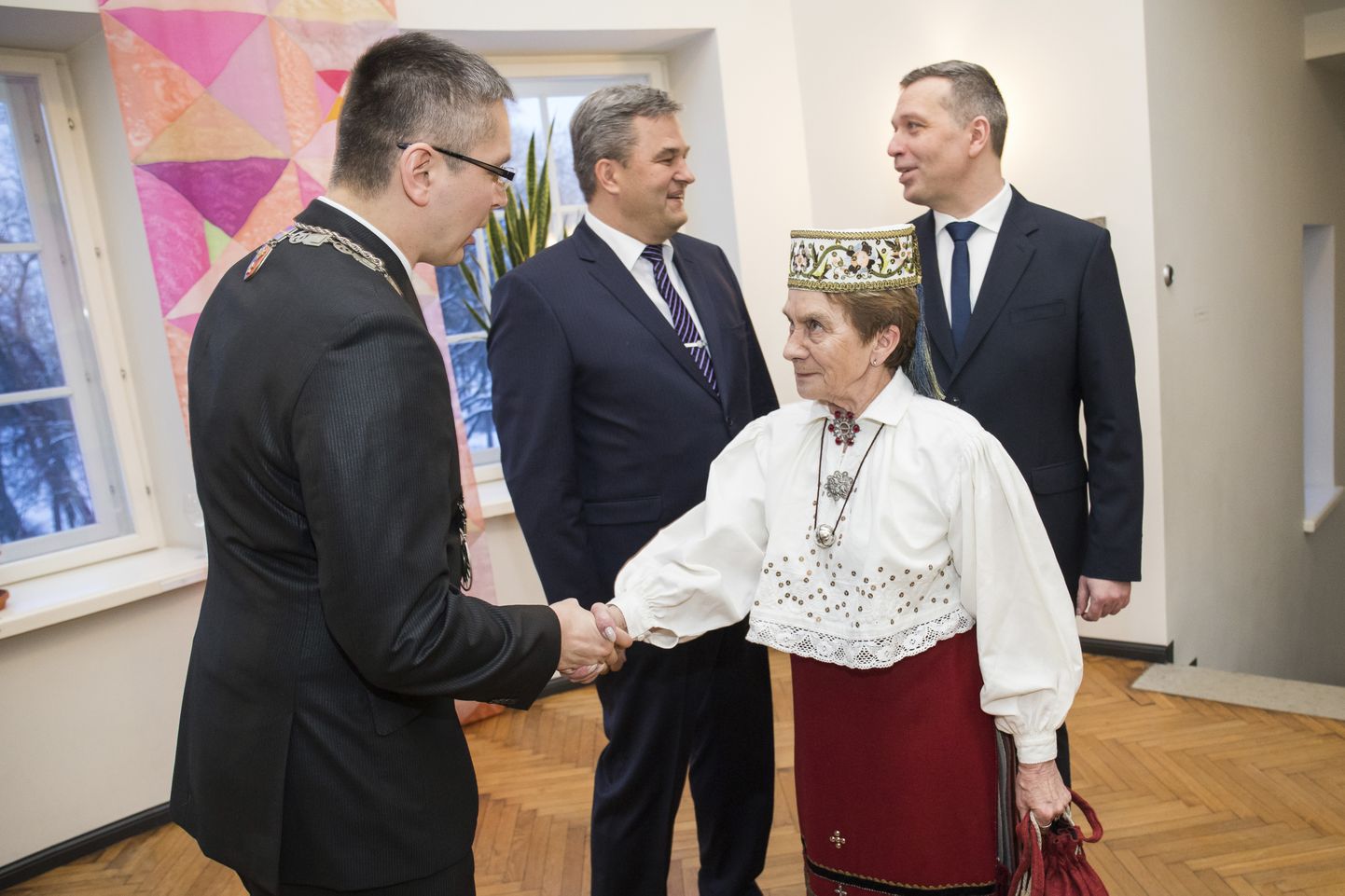 Linnapead ja volikogu esimeest tervitab Maie Orav koos poeg Madis Oravaga.