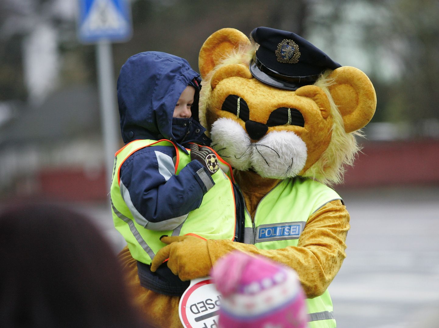Politsei maskott lõvi Leo koos lasteaialapsega. Pilt on illustratiivne.