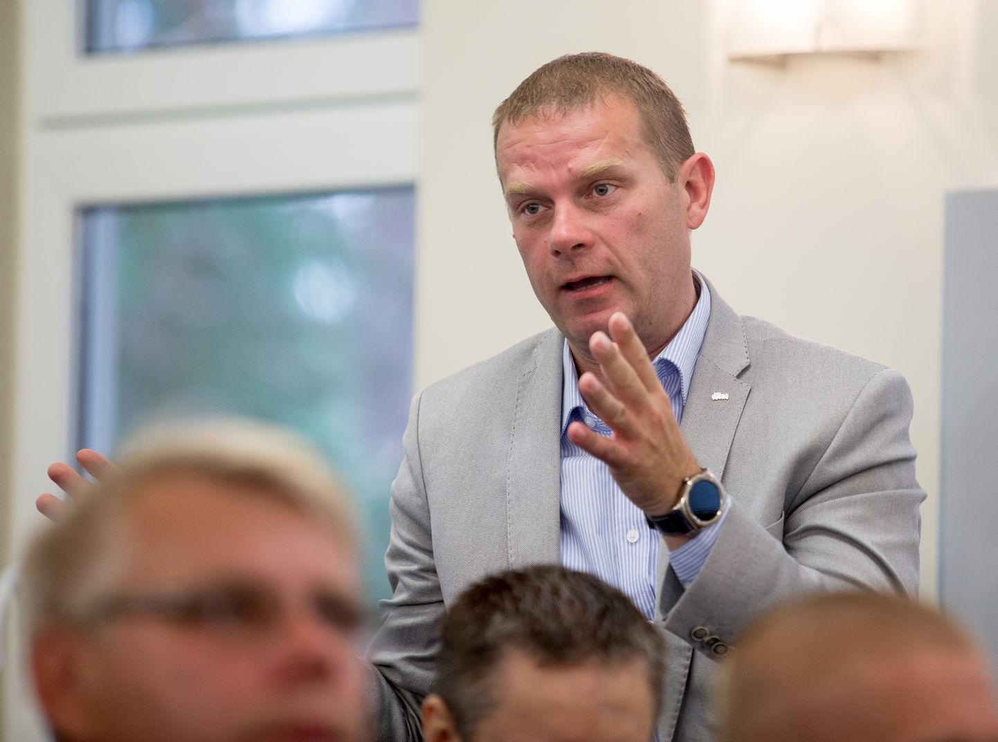 Pärnu linnapea Romek Kosenkranius jagamas selgitusi Pärnumaa omavalitsuste liidu koosolekul.