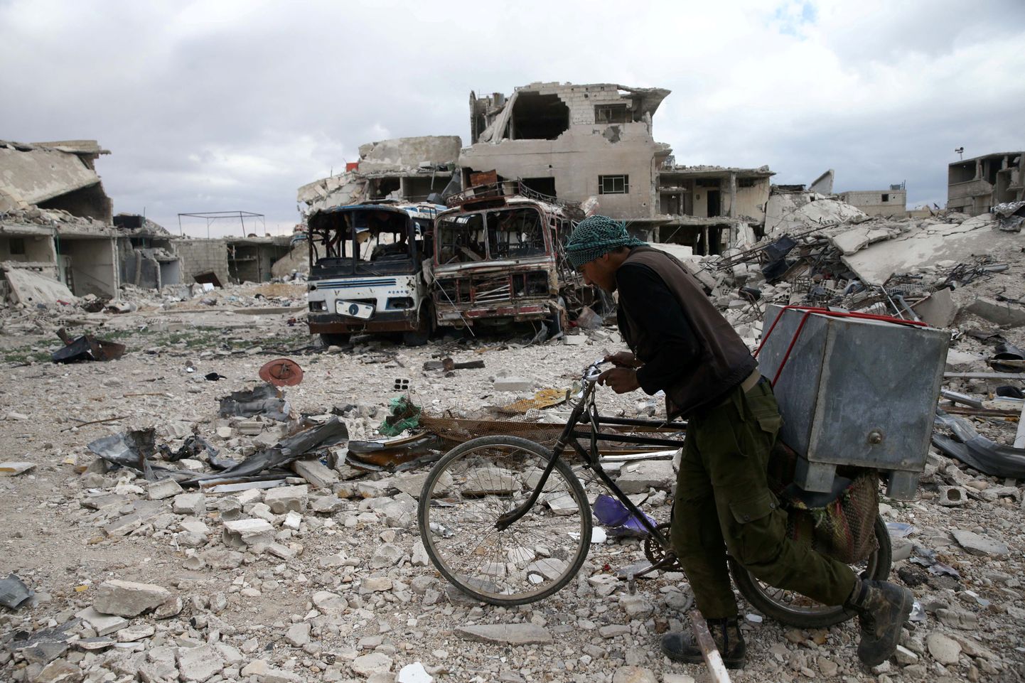 Mees kõndimas purustatud Douma linnas 30. märtsil.