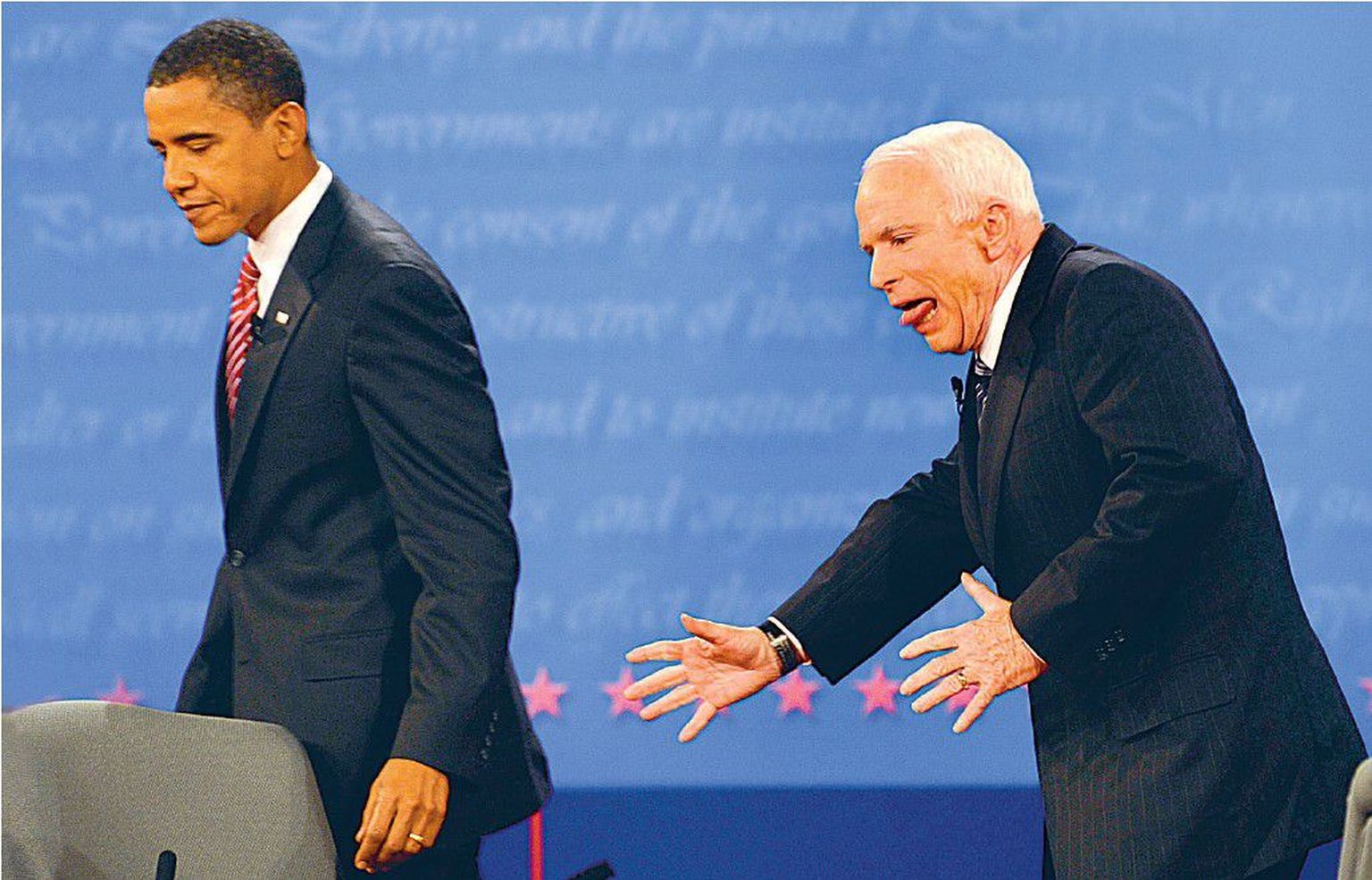 John McCain (paremal) ja Barack Obama kolmapäeval Hofstra ülikoolis New Yorgi osariigis peetud, majandusküsimustele keskendunud teledebati lõpus.