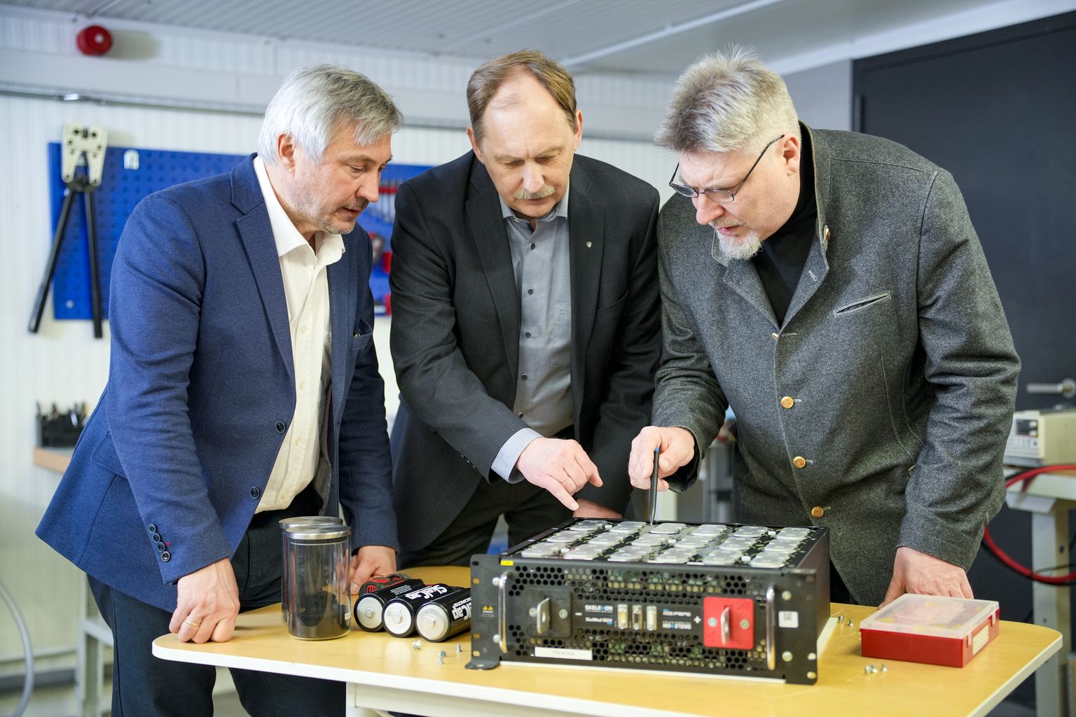 Jaan Leis (keskel), Mati Arulepp (vasakul) ja Anti Perkson (paremal) võitsid Euroopa leiutajaauhinna tööstuse kategoorias.