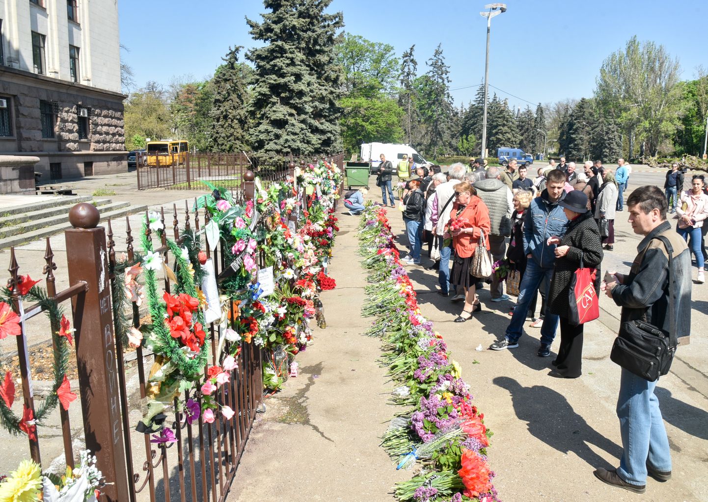 Inimesed toovad Odessas lilli Ametiühingute maja juurde, et mälestada viie aasta taguste sündmuste ohvreid.