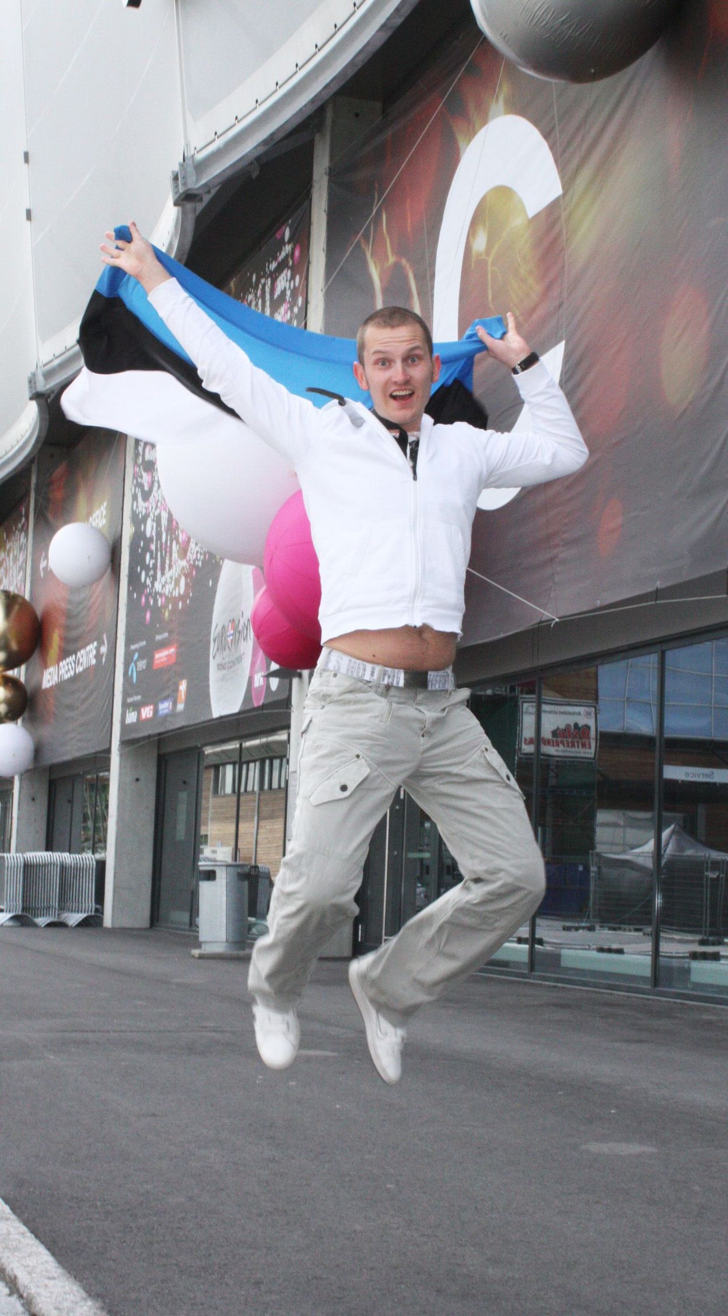 Eesti Eurovisiooni fänniklubi president, logistikainsener Martin Paberit on Oslos elu üheksandal Eurovisioonil. Tema taustale jääb «laulupeo» toimumiskoht Telenor Arena.