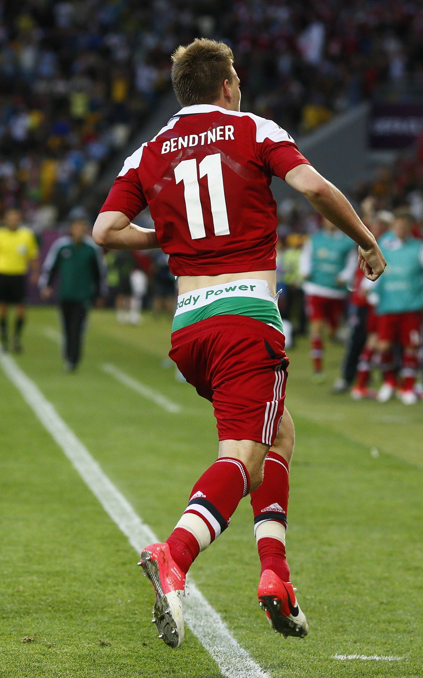 Taani jalgpallikoondislane Nicklas Bendtner saab Euroopa Jalgpalliliidult (UEFA) karistada, kuna paljastas väravat tähistades sponsorlogoga aluspüksid.