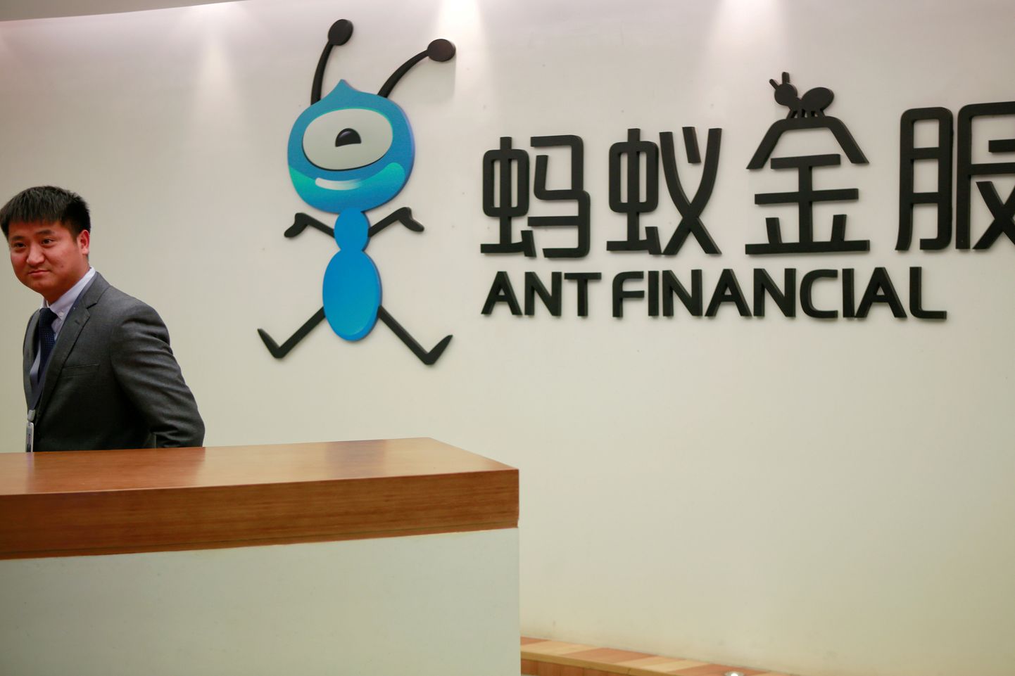 Ant Financial Services Groupi töötaja ettevõtte logo kõrval firma peakorteris Hangzhous.