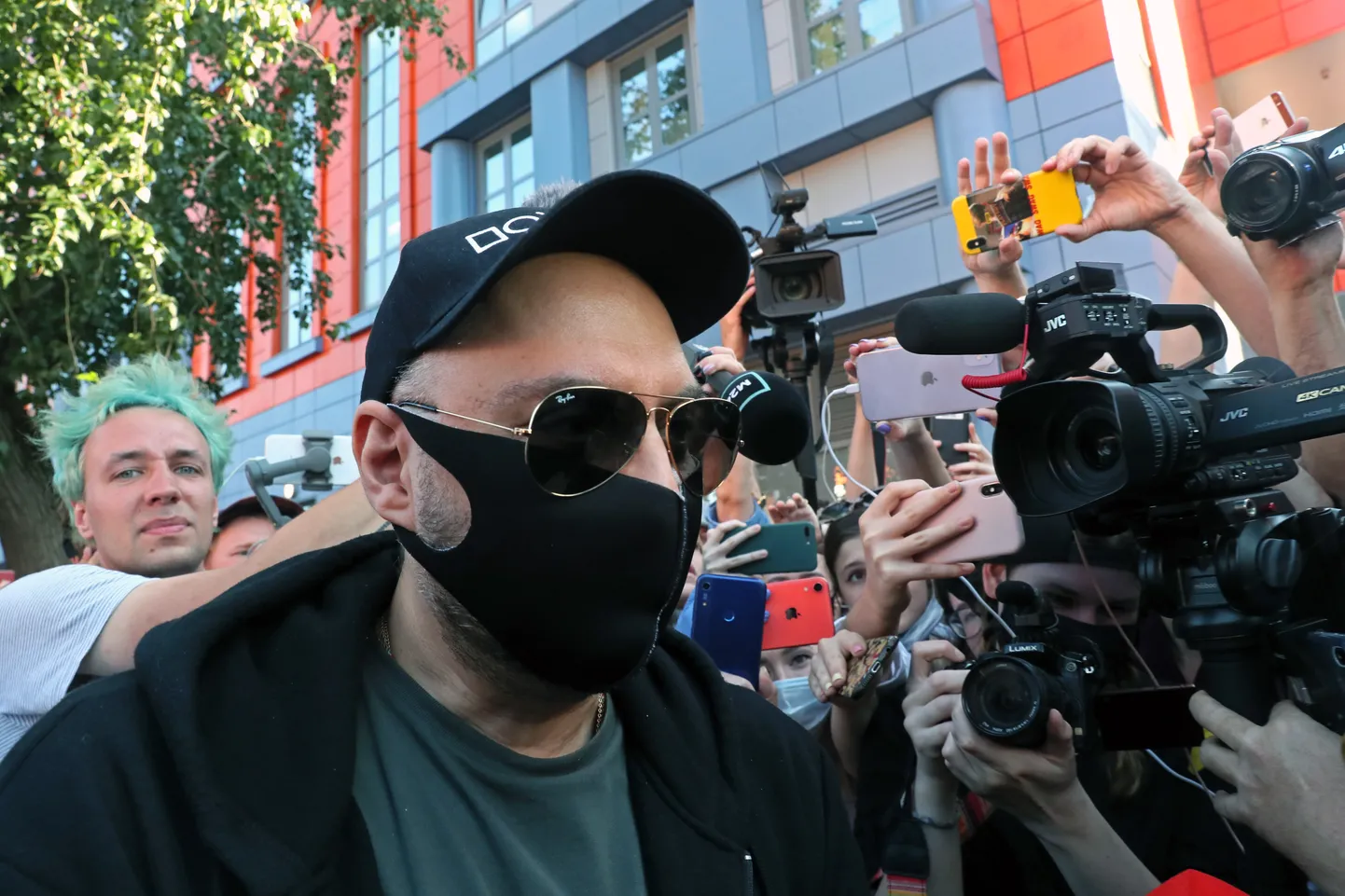 Суд в Москве приговорил режиссера Кирилла Серебренникова к условному сроку по так называемому делу "Седьмой студии".