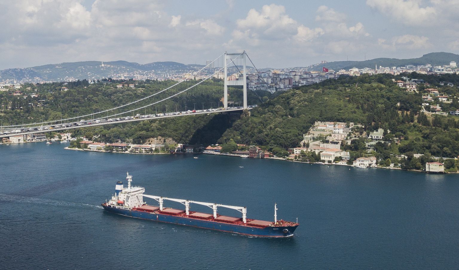Sierra Leone lipu all seilav Razoni 3. augustil sõitmas läbi Bosporuse väina, lastiks 26 000 tonni Ukraina põllumajandustooteid.