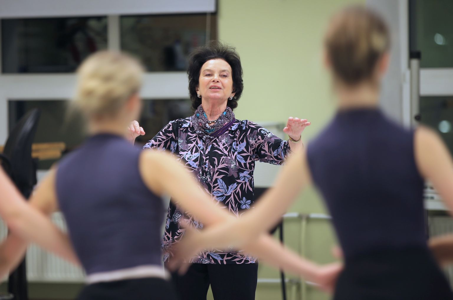 Elena Poznjak-Kõlar harjutas Vanemuise tantsu- ja balletikooli neidudega proovisaalis tantsunumbrit.