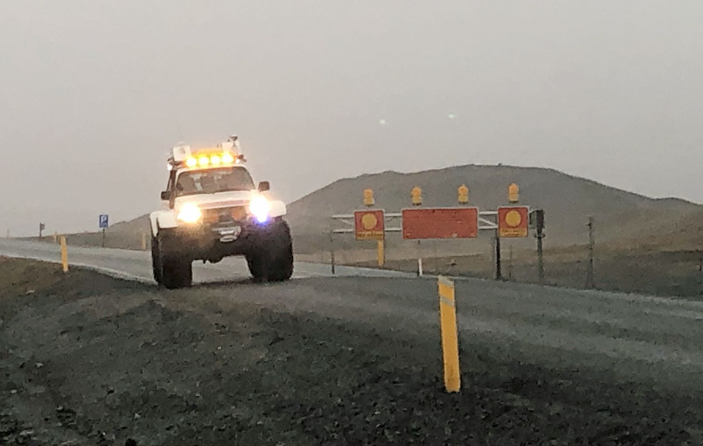 Islandi politseisõiduk Briti turistidega aset leidnud õnnetuse toimumispaiga lähedal.
