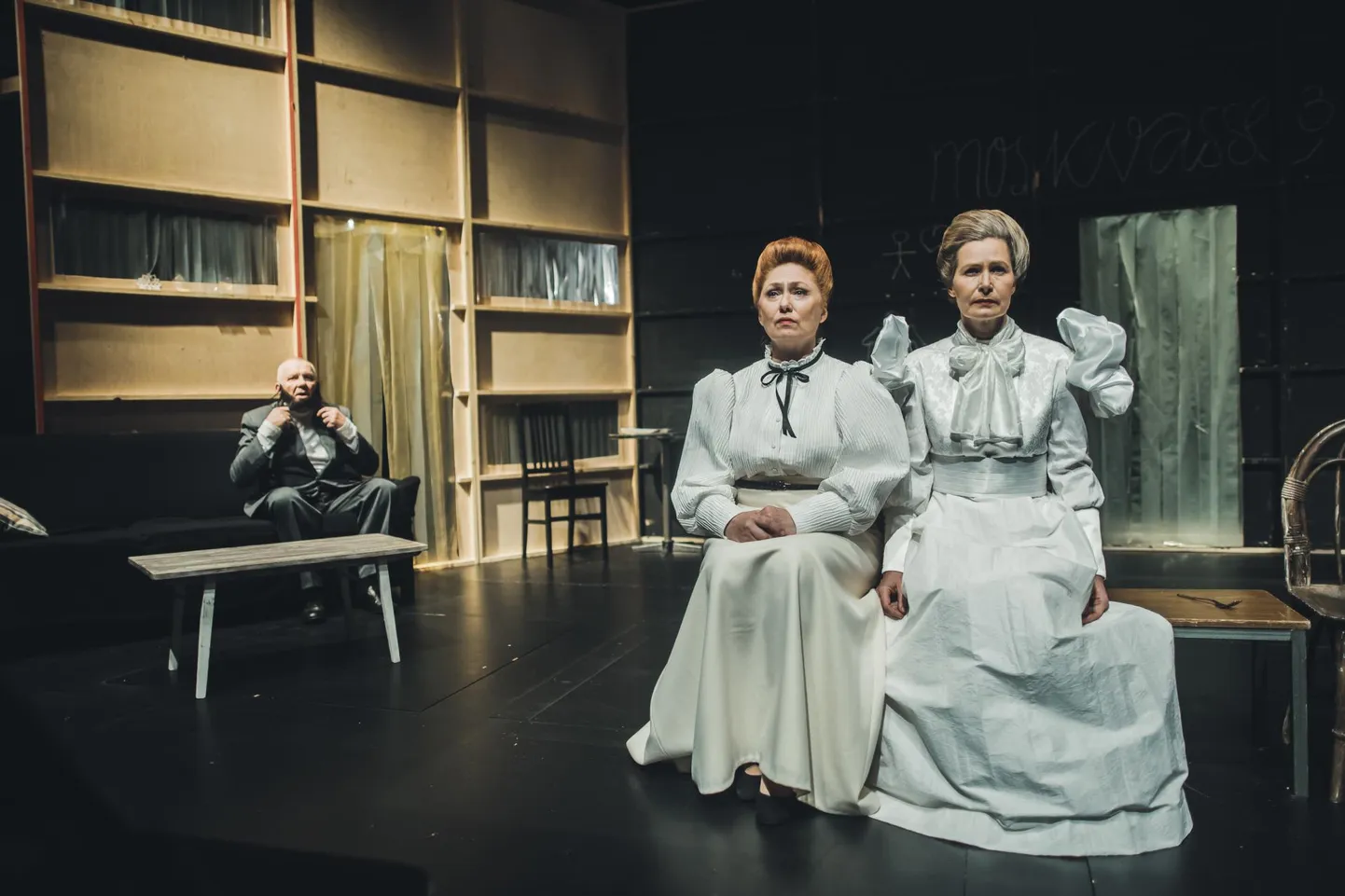 Komöödia "Kolm õde" Endla Küünis. Pildil Carmen Mikiver (Olga), Kleer Maibaum (Maša).