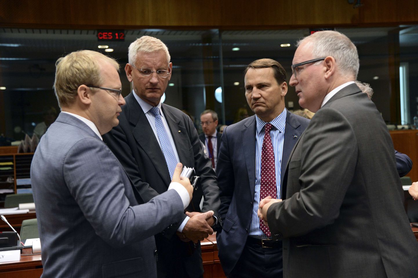 Eesti välisminister Urmas Paet kolleegidega Rootsist, Poolast ja Hollandist teisipäevasel Euroopa Liidu välisministrite kohtumisel.