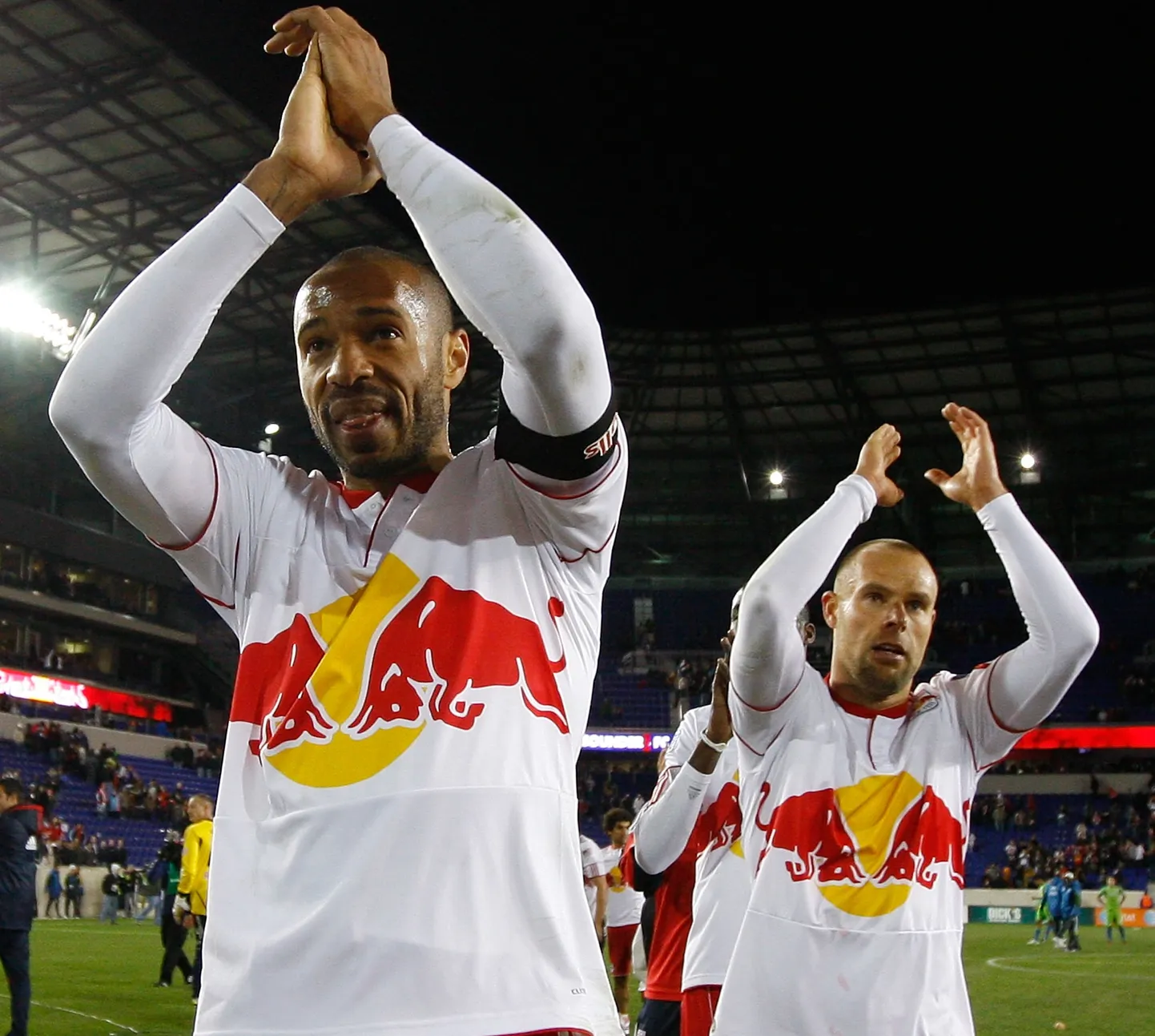 Thierry Henry (vasakul) ja endine Eesti koondislane Joel Lindpere 2011. aastal, kui mängiti koos USA profiliiga (MLS) meeskonnas New York Red Bulls.