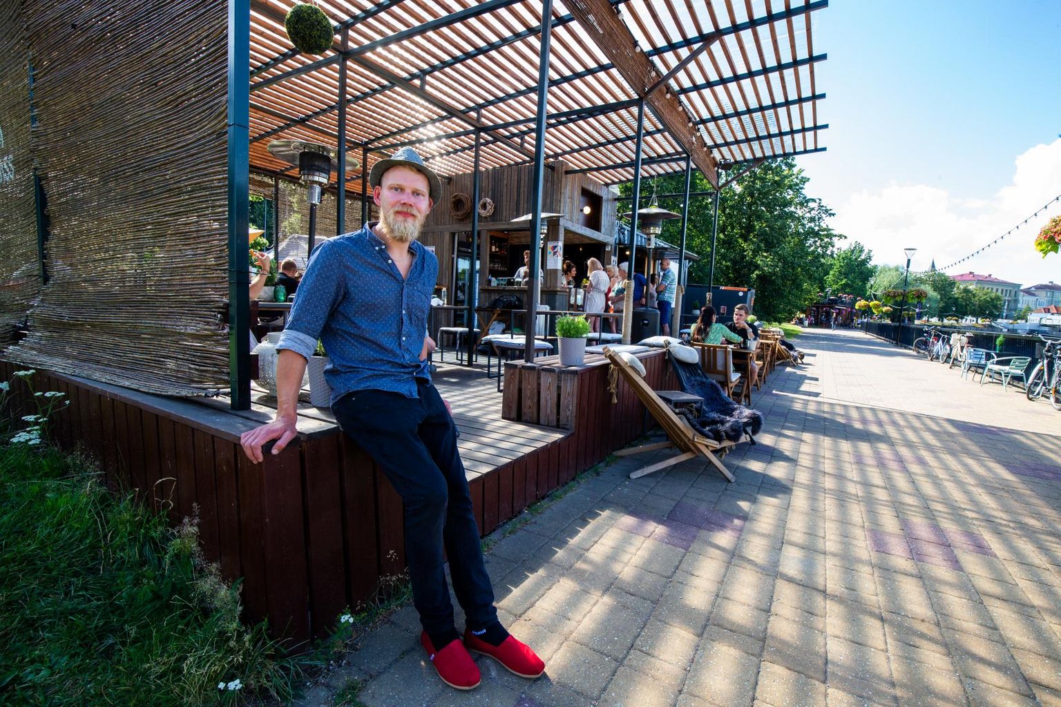 Südalinnas Emajõe ääres toidukohana tegutseva Oma Terrassi omanik Niilo Kahusk soovib samas kohas kohvikut pidada ka järgmisel kümnel aastal.