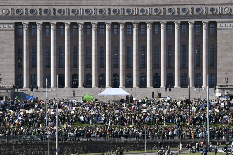 Kliimaprotestijad Eduskunta hoone ees.