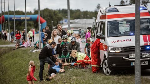 Galerii: Pärnus kihutasid peale võidusõiduautode rulluisutajadki