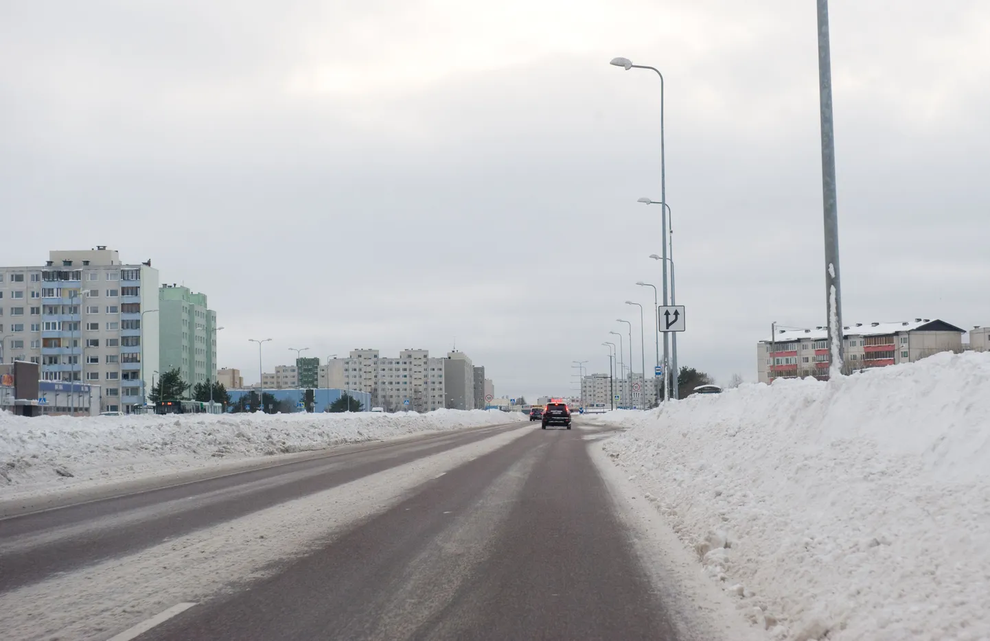 Nädal pärast suurt lumetormi on teed kohati juba lumest vabanenud. Pildil tänav Lasnamäel.