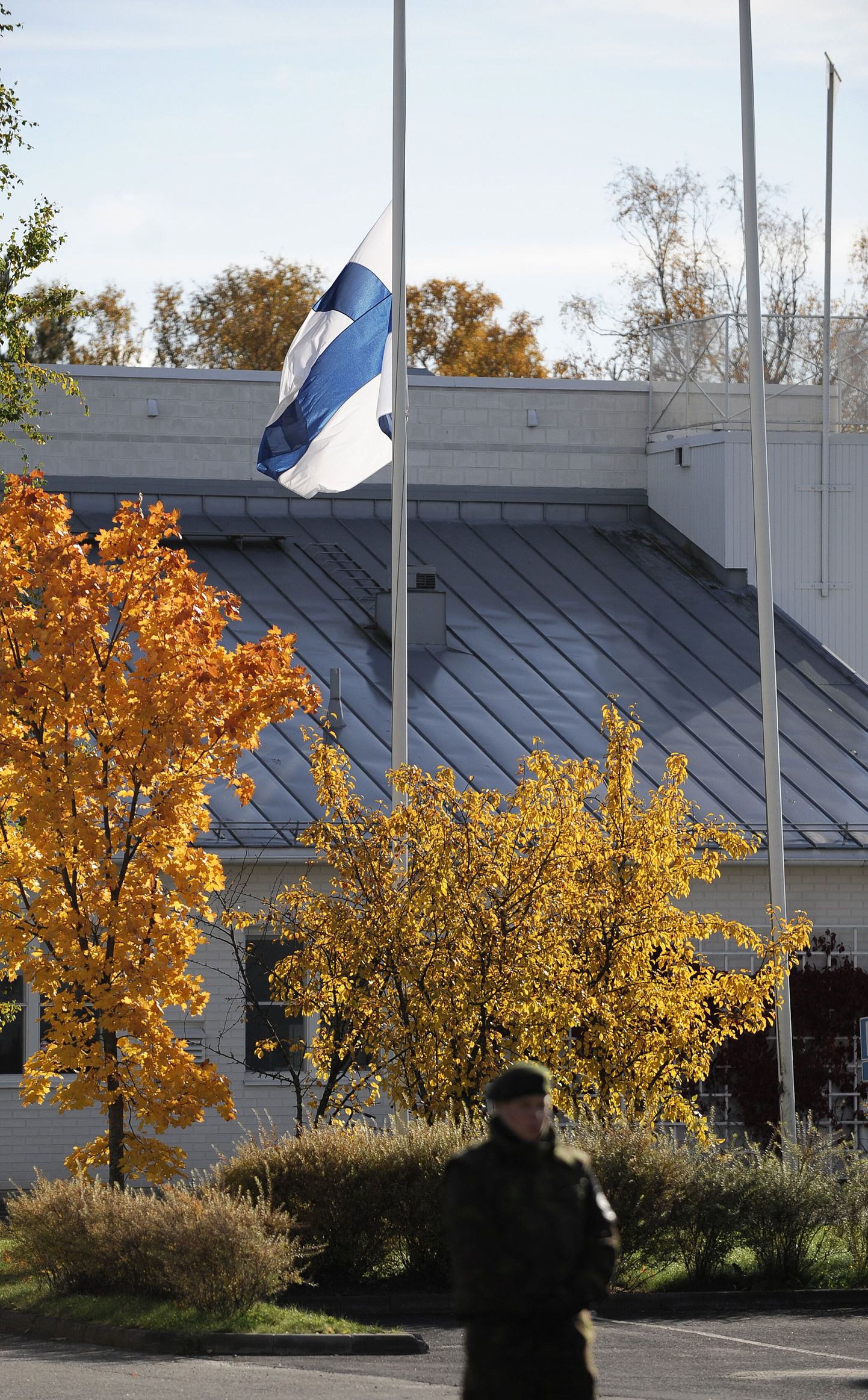 Soomes on Kauhajoe sündmuste tõttu täna leinapäev, mistõttu lipud on pooles mastis.