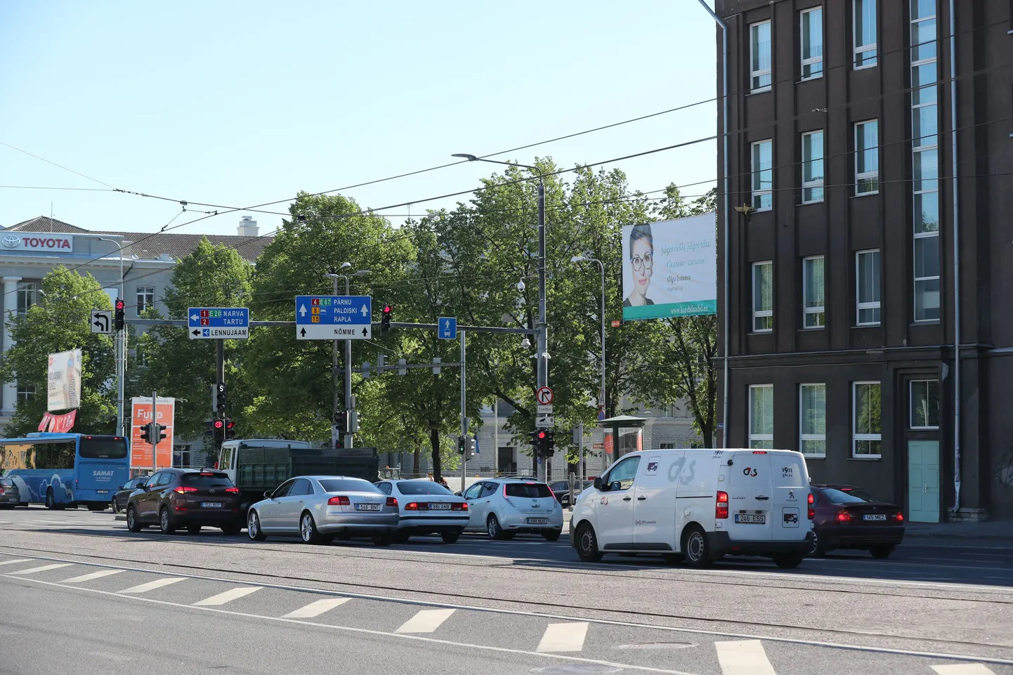 Olga Ivanova reklaamplakat Pärnu maanteel.
