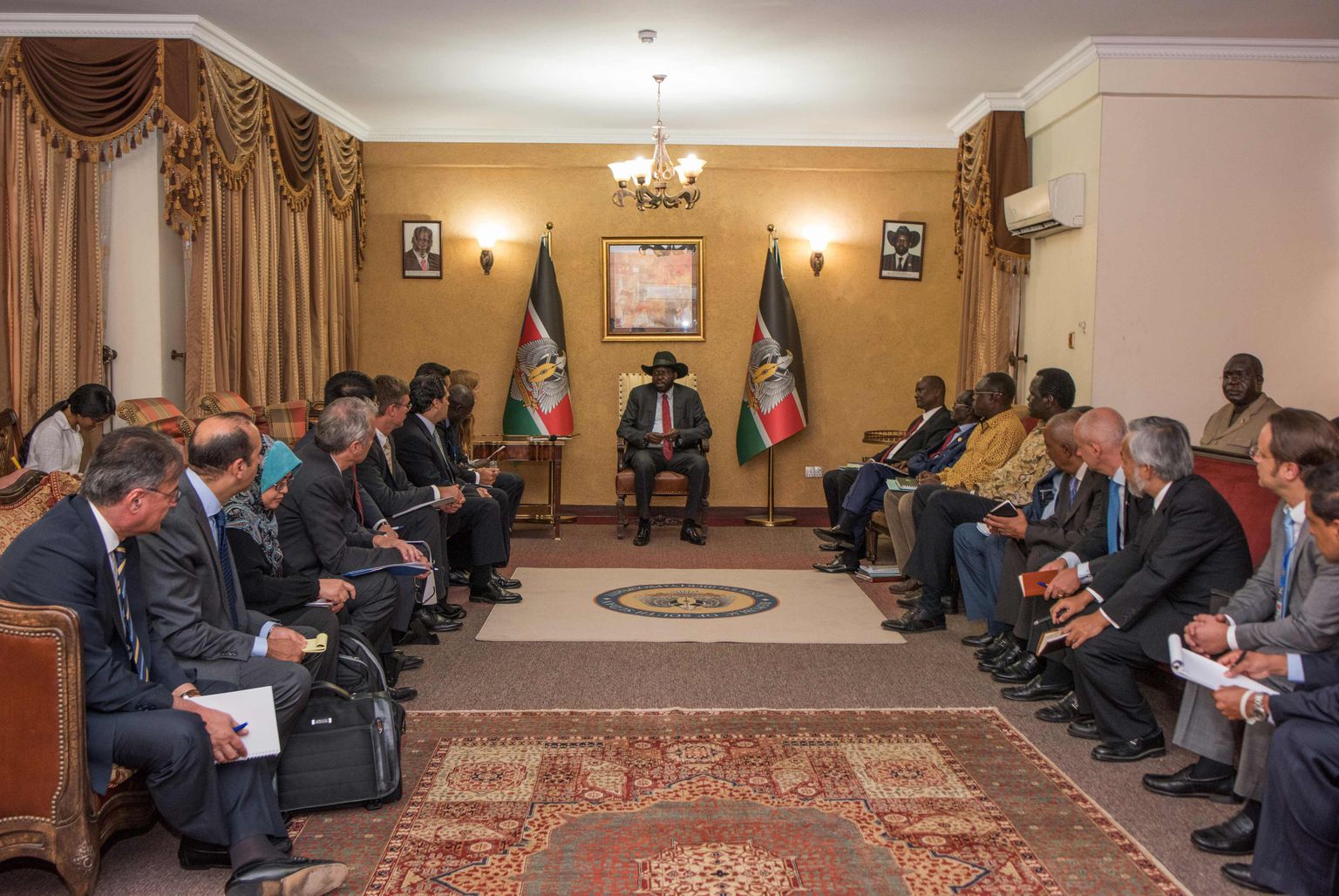 Lõuna-Sudaani president Salva Kiir kohtumisel ÜRO Julgeolekunõukogu delegatsiooniga.