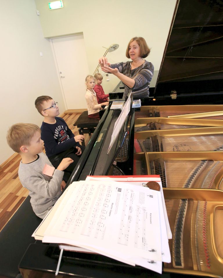 Klaveriõpetaja Jelena Pan­­chenko näitas Hansa koolis käivatele Rasmus Susile, Raiko Sepale, Deisi Tederile ja Karin Tinterale pillimänguks sobivat peo­­pesa asendit.