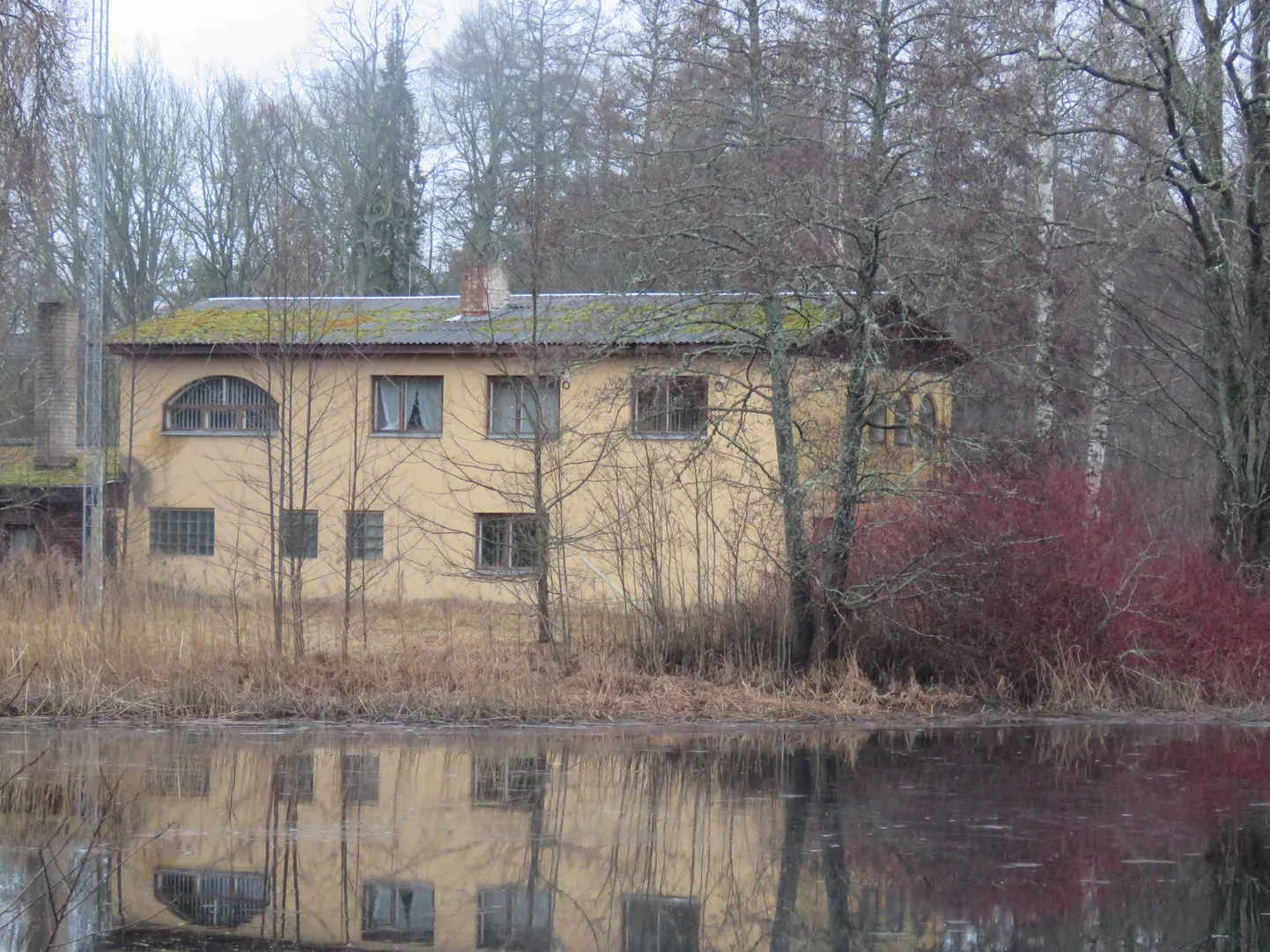 Möödunud sajandi 1980. aastatel metskonnakontoriks ehitatud atraktiivne hoone Soontaga küla südames on käest kätte käinuna sõna otseses mõttes raisku lastud. Külaelanikel on majaga seoses mitmesuguseid mõtteid, kuid raha selleks ei ole lihtne leida. Kas uue omavalitsuse koosseisus on see võimalik?