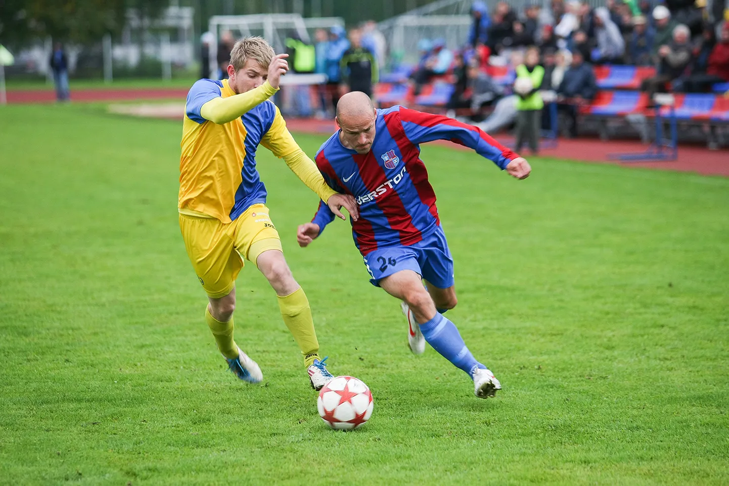 Karel Voolaid (paremal) 2012/13. hooajal mängimas Paide linnameeskonna eest.