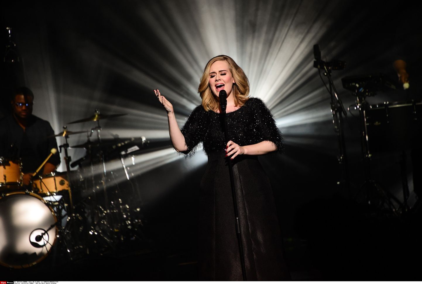 Adele esinemas Cannes'is NRJ muusikaauhindade jagamisel.